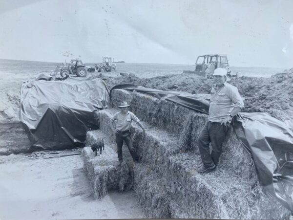 David Kininmonth and Bruce Wilson at "Murdeduke", using large square bales underground.